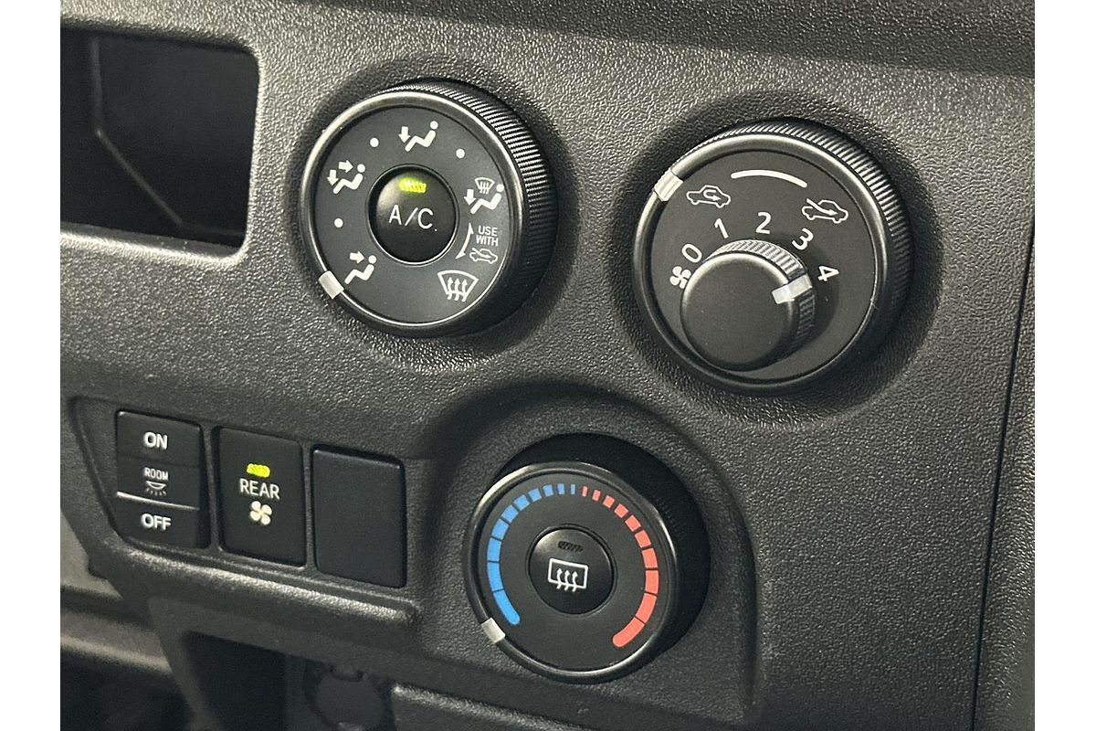 2017 Toyota Hiace Commuter KDH223R