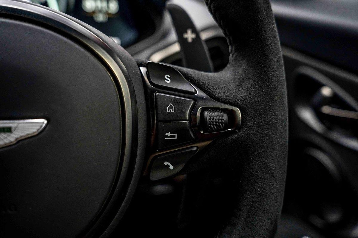 2022 Aston Martin DBS
