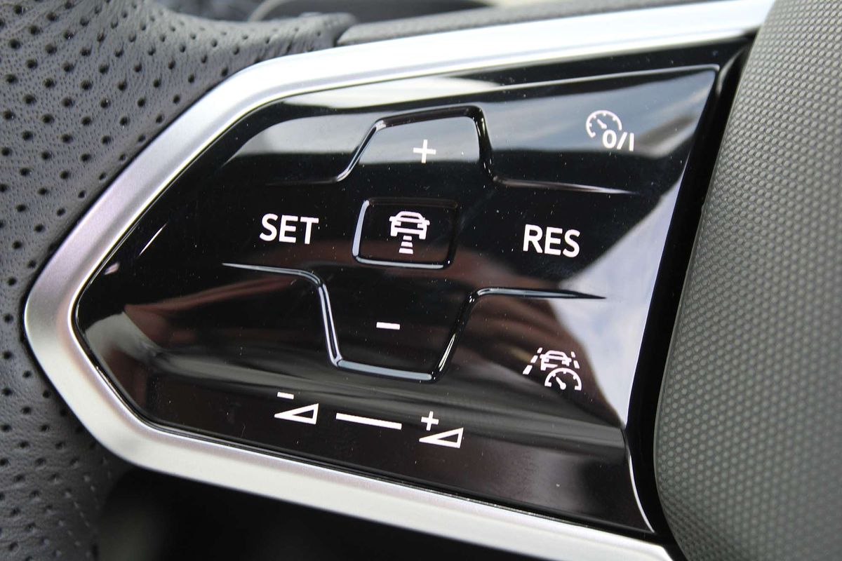 2024 Volkswagen Golf 110TSI R-Line 8