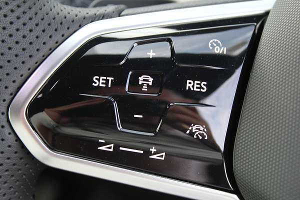 2024 Volkswagen Golf 110TSI R-Line 8