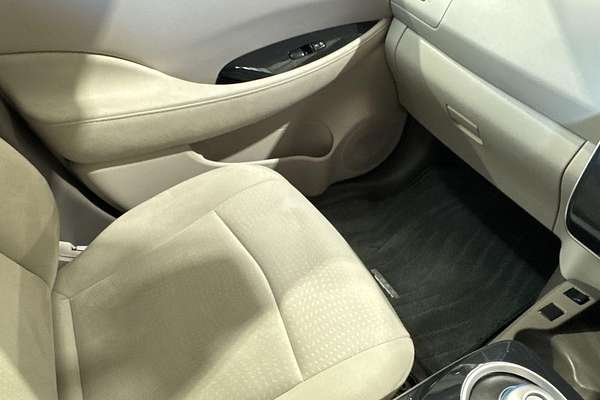 2016 Nissan LEAF S AZE0