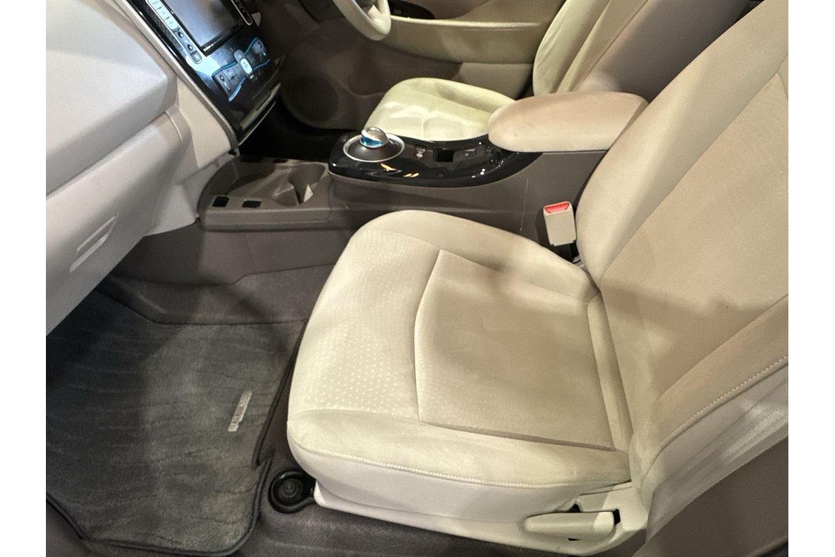 2016 Nissan LEAF S AZE0