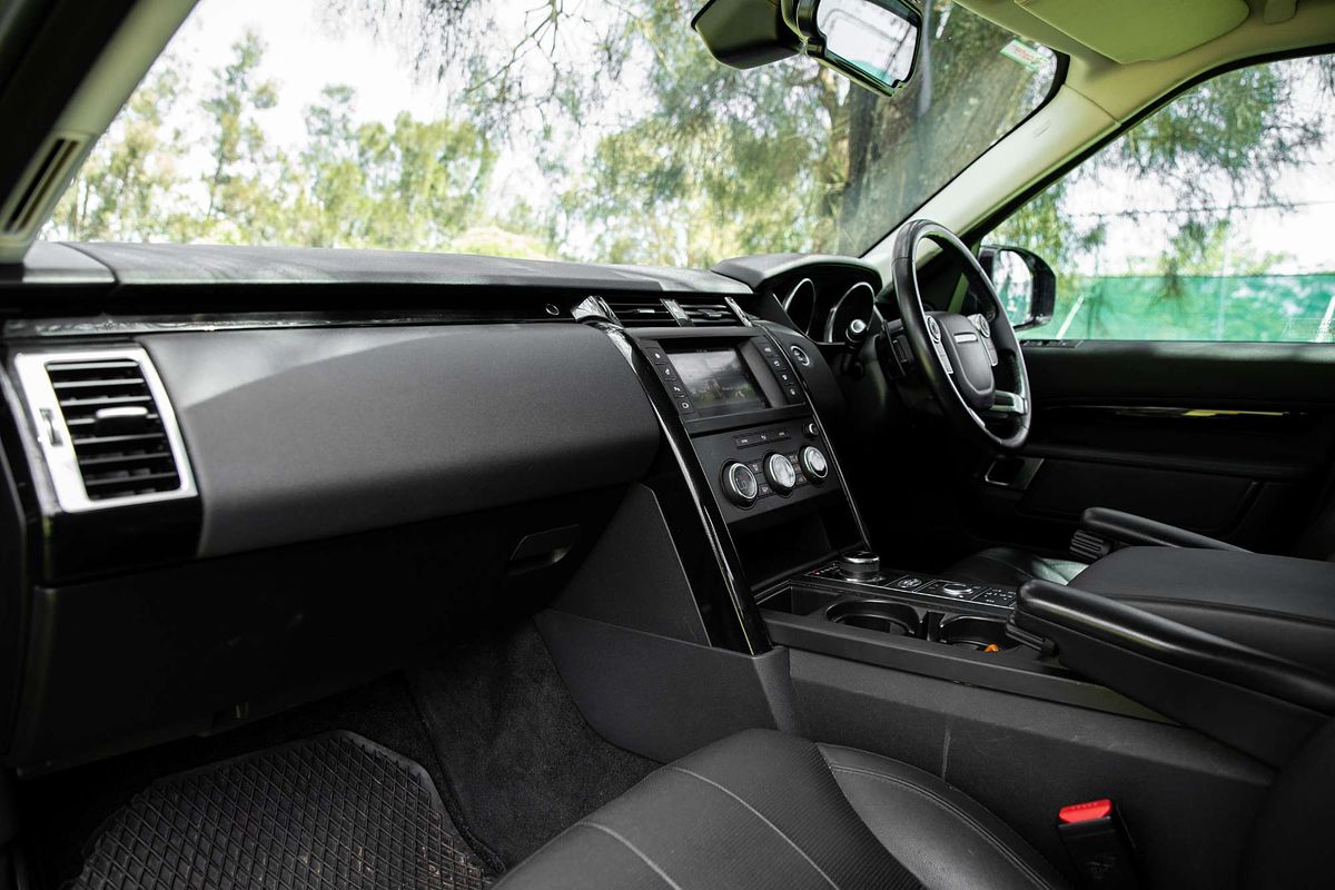 2017 Land Rover Discovery TD6 SE Series 5