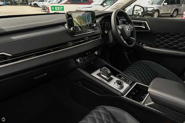 2024 Mitsubishi Outlander Exceed ZM