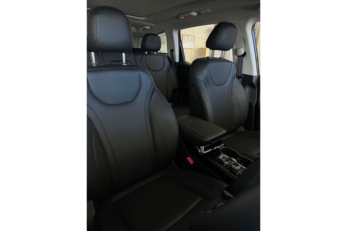 2024 Mahindra XUV700 AX7L Black Edition