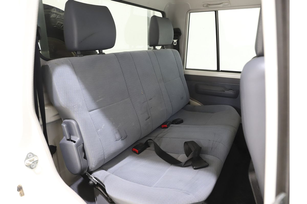 LC Military GXL 4.5L T Diesel Manual Dual Cab Chassis 