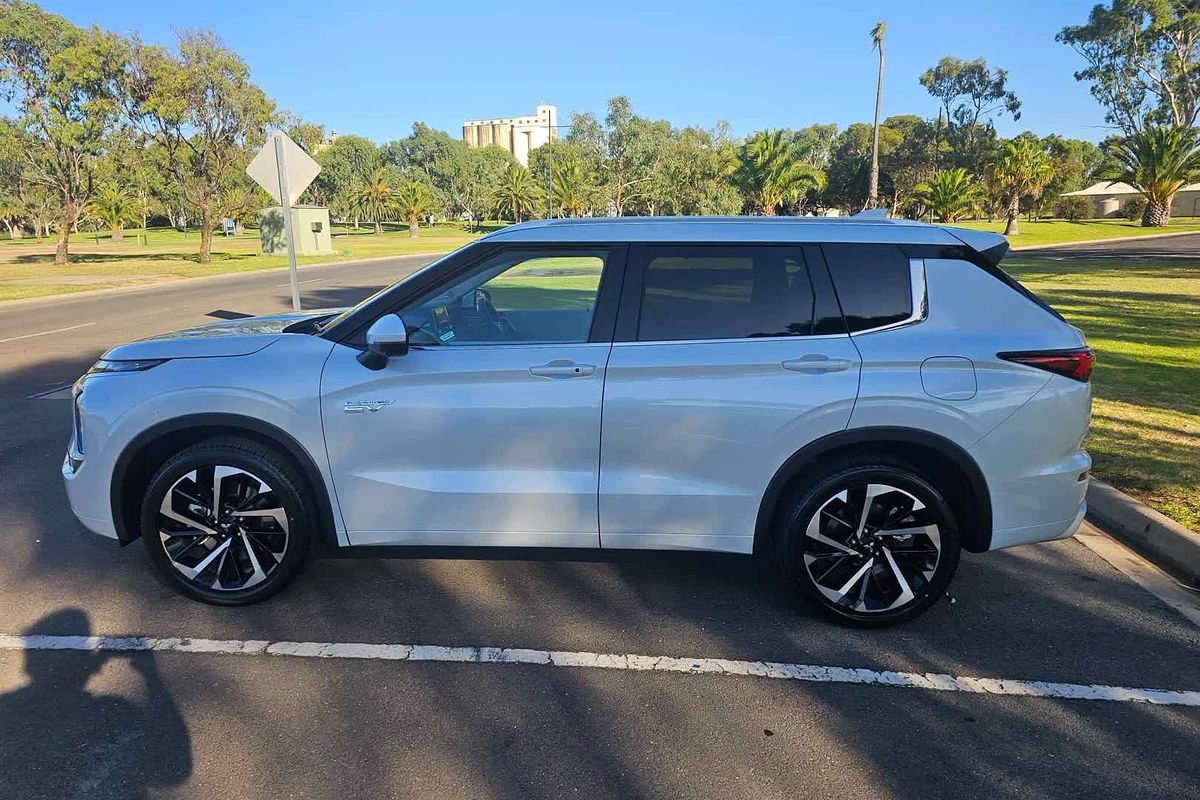 2024 Mitsubishi Outlander PHEV Exceed ZM