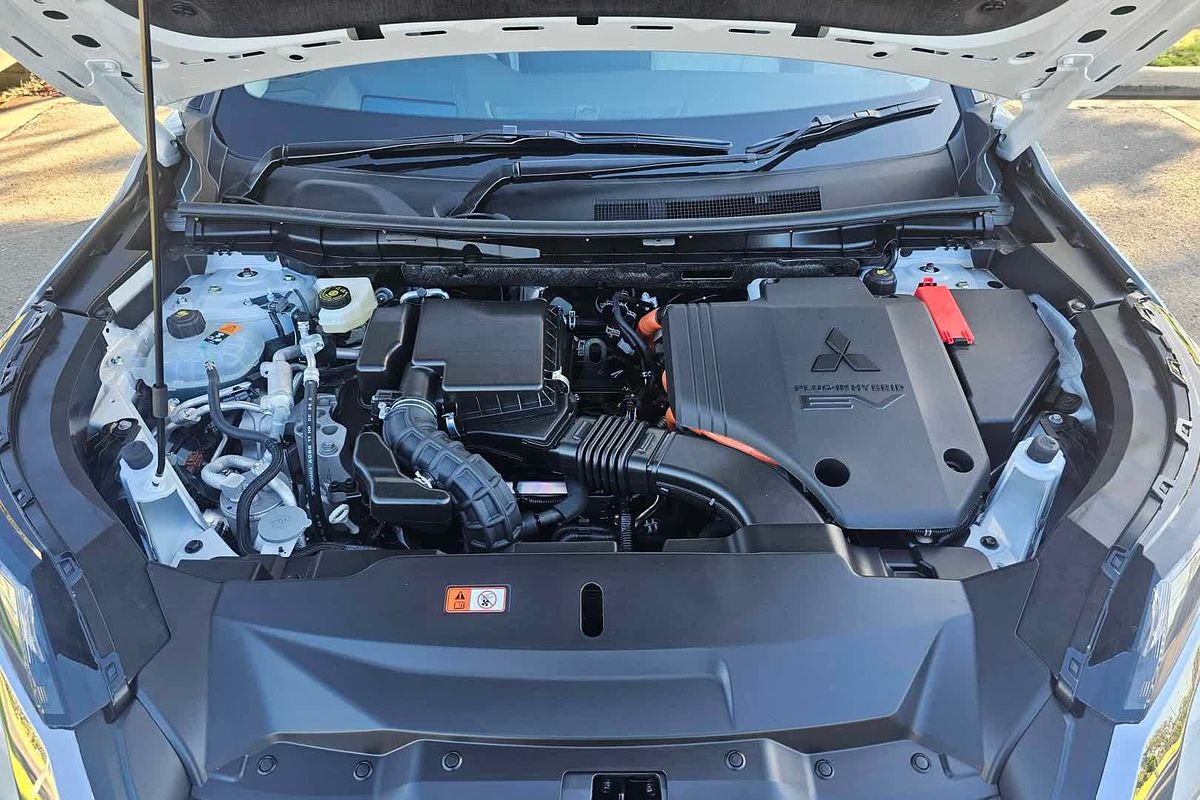 2024 Mitsubishi Outlander PHEV Exceed ZM