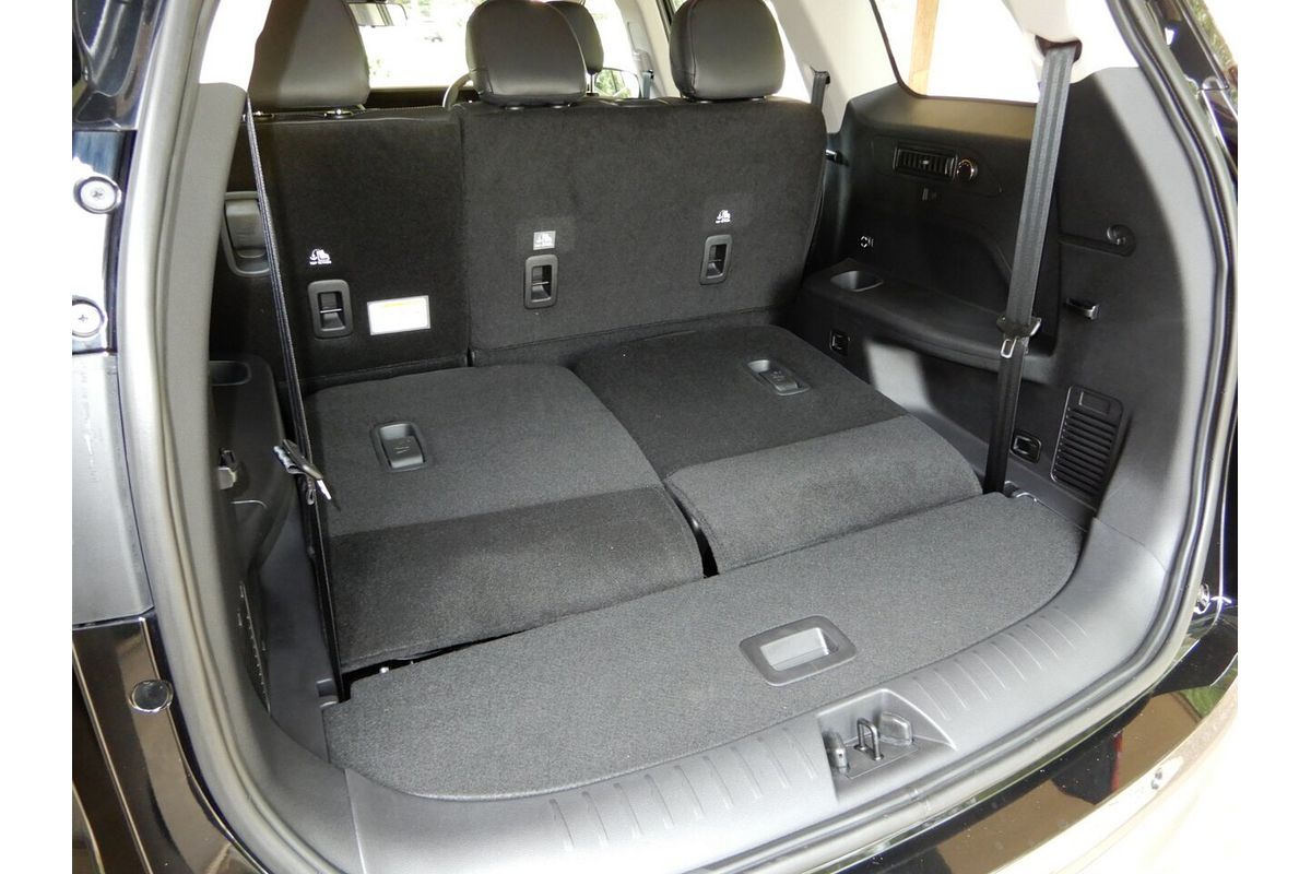 2024 Mahindra XUV700 Black Edition MY25