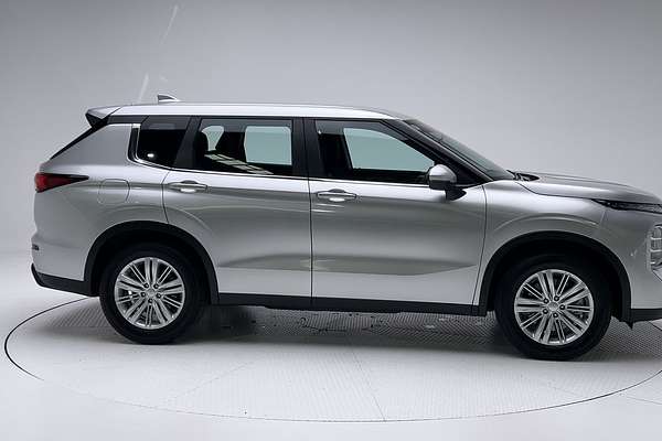 2023 Mitsubishi Outlander ES ZM