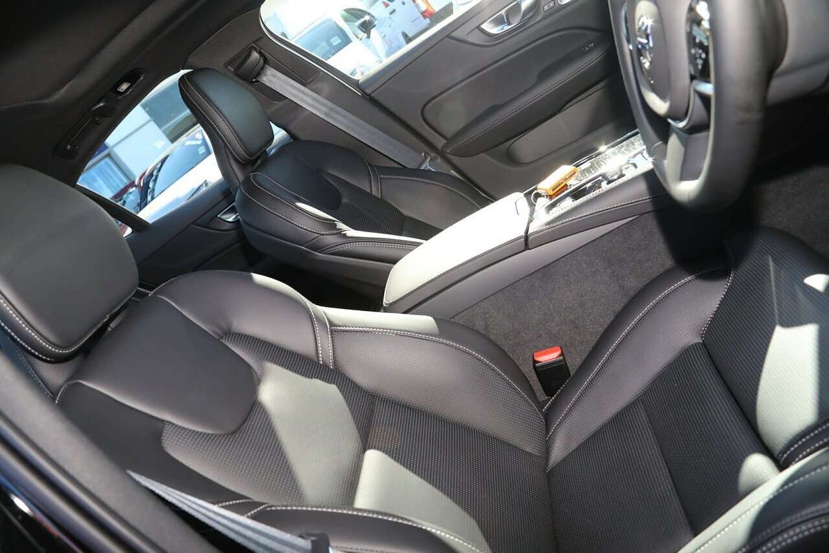 2024 Volvo S60 Recharge T8 Black Edition