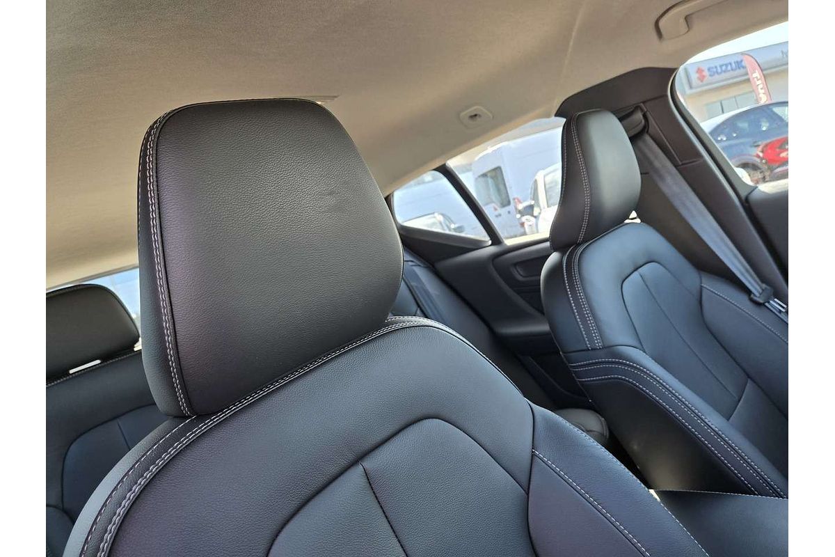 2023 Volvo XC40 Ultimate B5 Dark