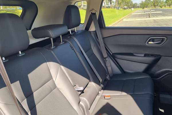 2025 Nissan X-TRAIL ST-L T33