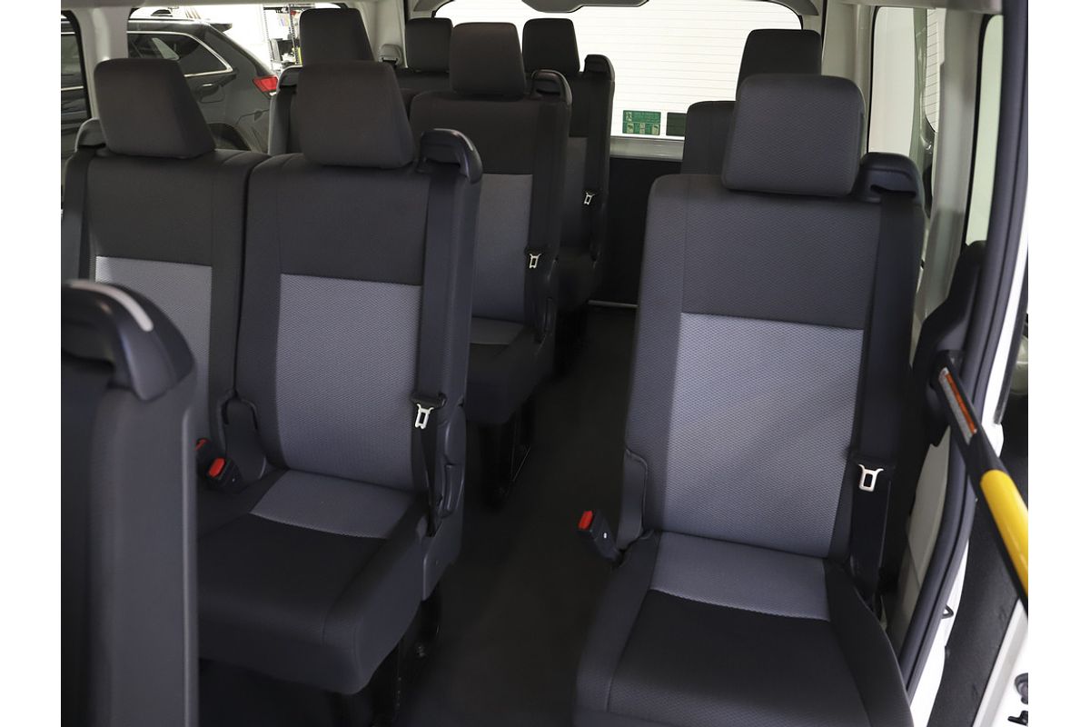 Hiace Bus SLWB 2.8L T Diesel Automatic 9633060 001