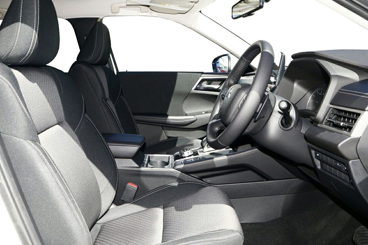 2024 Mitsubishi Outlander LS ZM