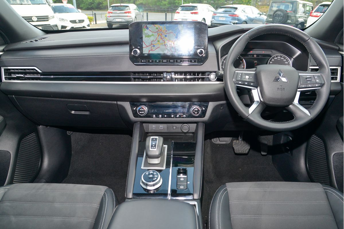 2023 Mitsubishi Outlander Black Edition ZM