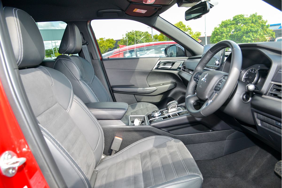 2023 Mitsubishi Outlander Black Edition ZM