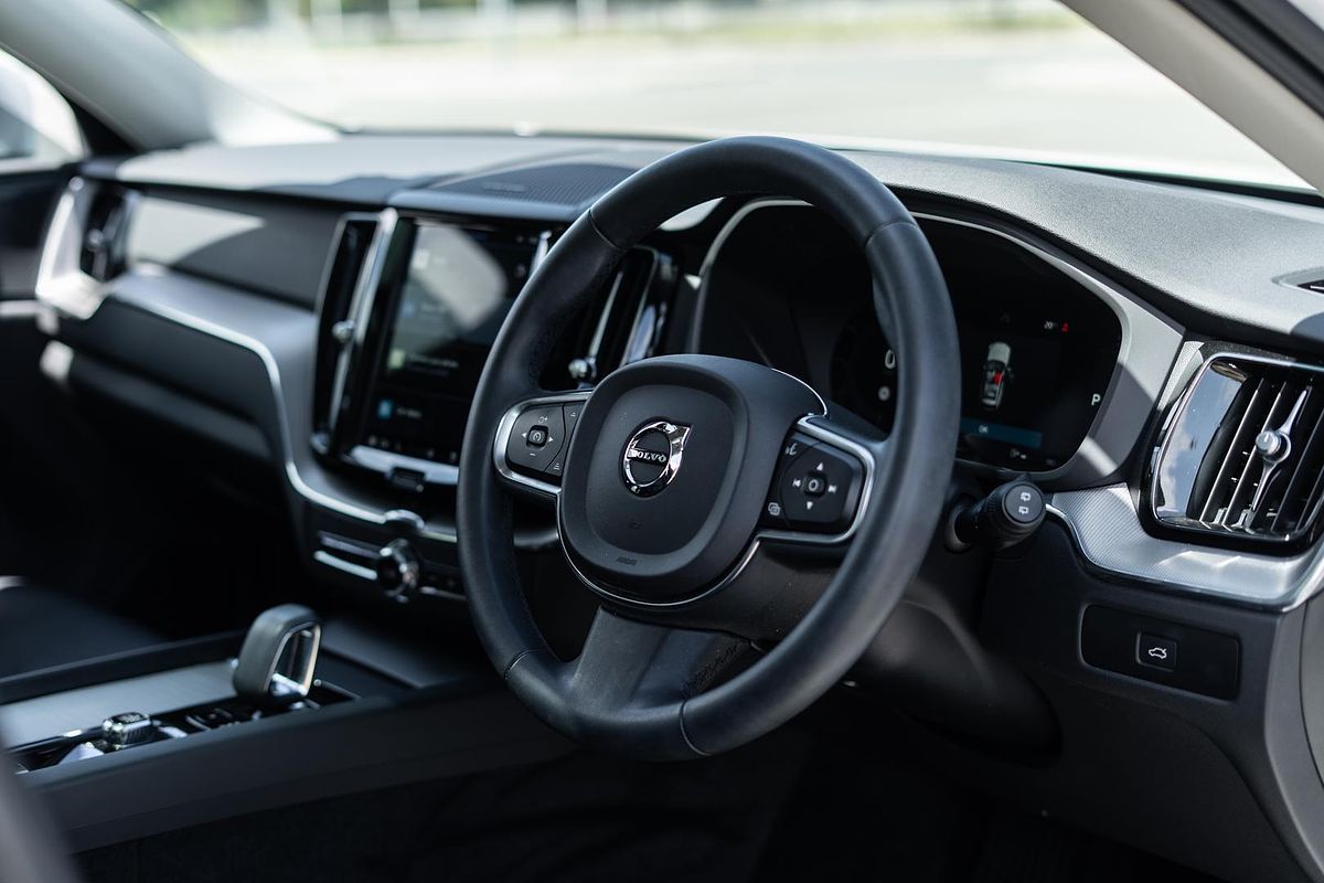2022 Volvo XC60 Plus B5
