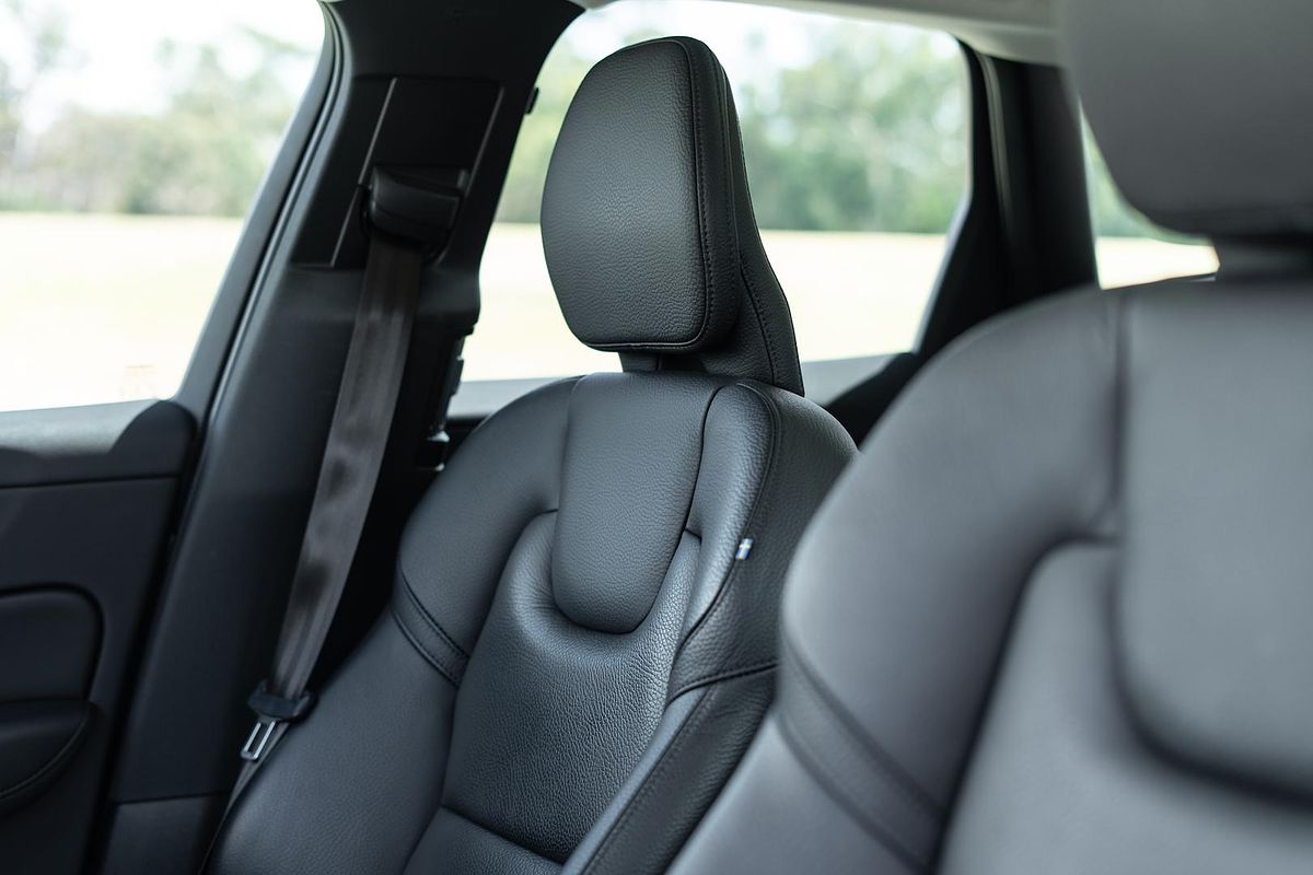 2022 Volvo XC60 Plus B5