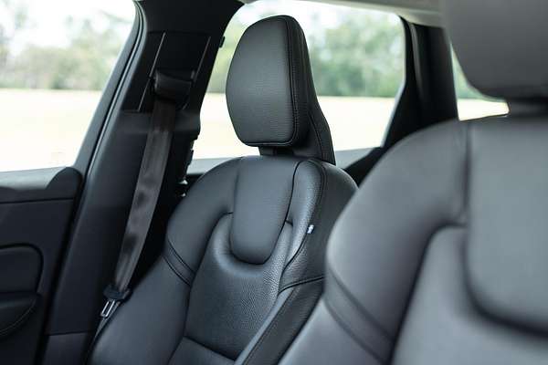 2022 Volvo XC60 Plus B5