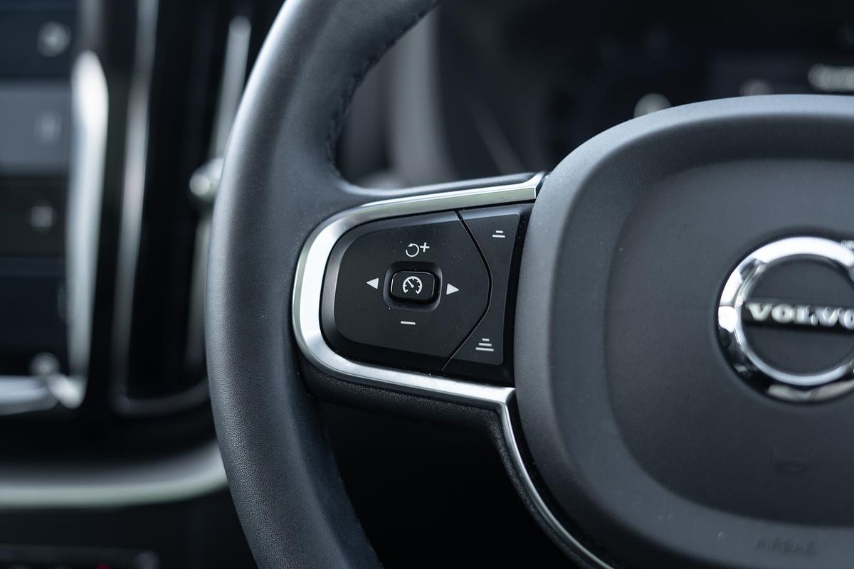 2022 Volvo XC60 Plus B5