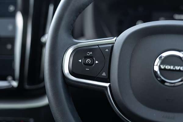 2022 Volvo XC60 Plus B5