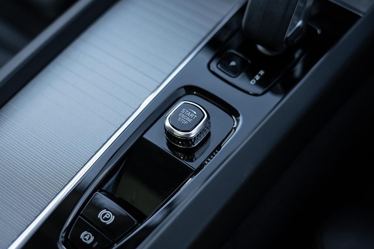 2022 Volvo XC60 Plus B5