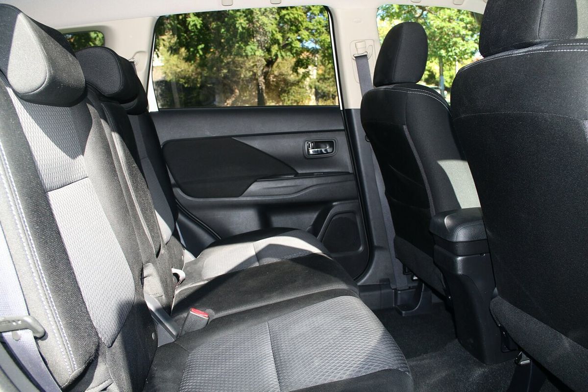 2016 Mitsubishi Outlander LS Safety Pack ZK