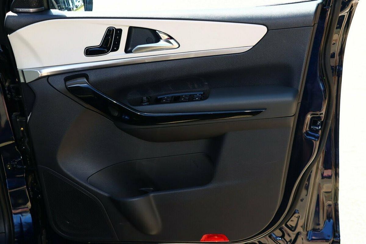 2024 Mahindra XUV700 AX7L
