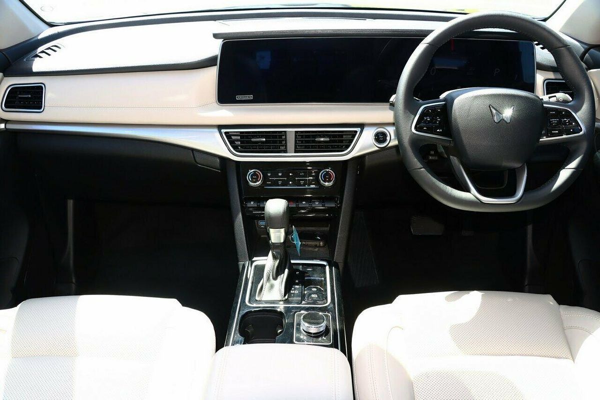 2024 Mahindra XUV700 AX7L