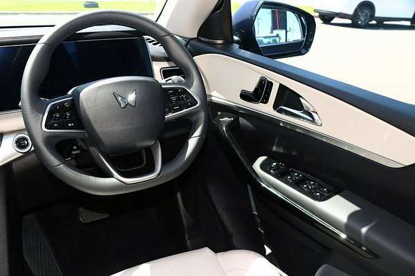 2024 Mahindra XUV700 AX7L