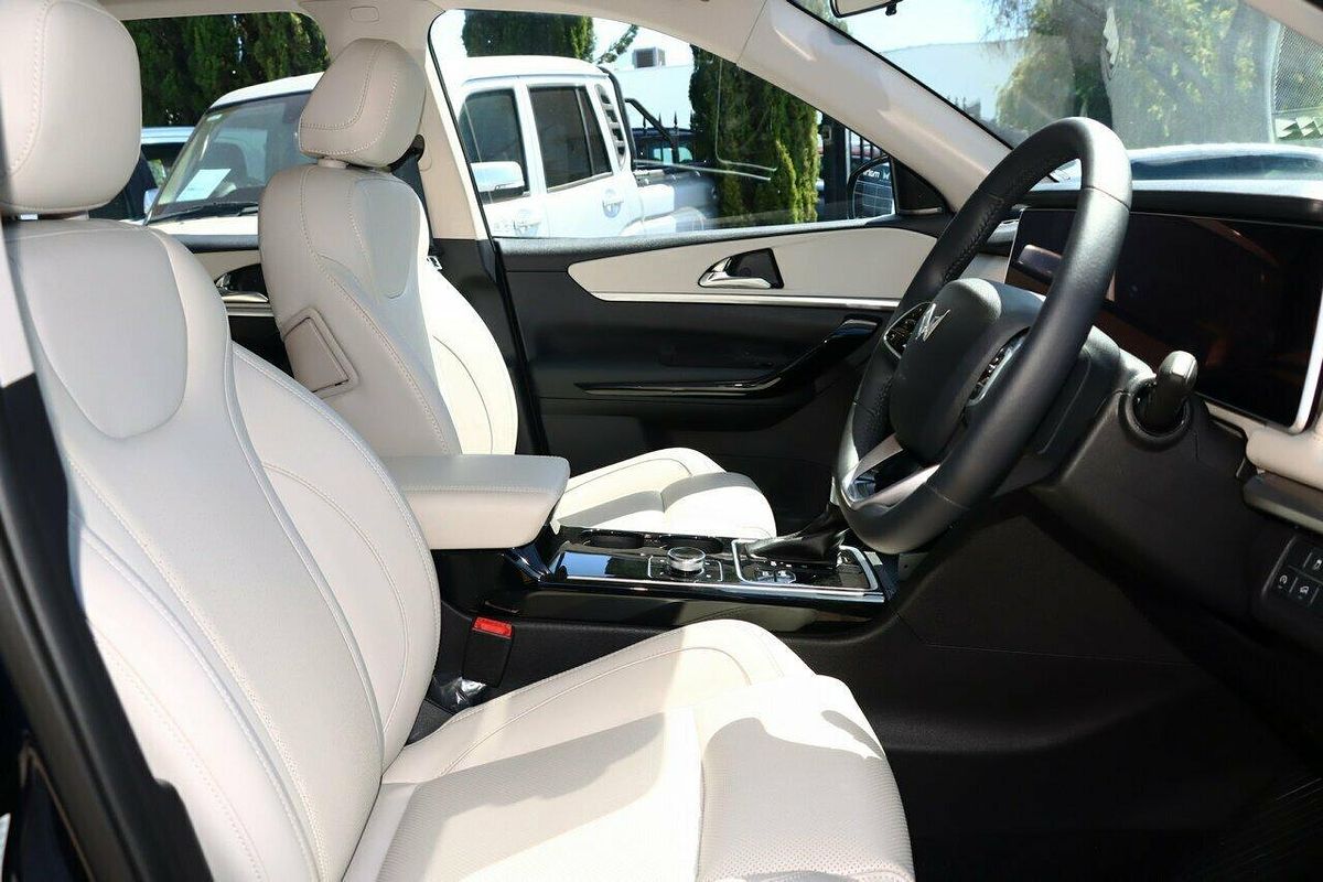 2024 Mahindra XUV700 AX7L