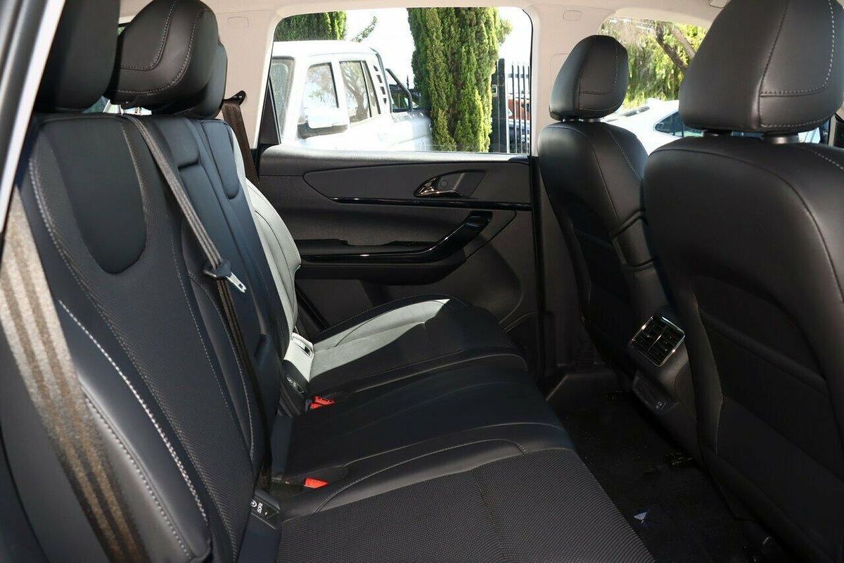 2024 Mahindra XUV700 AX7L Black Edition