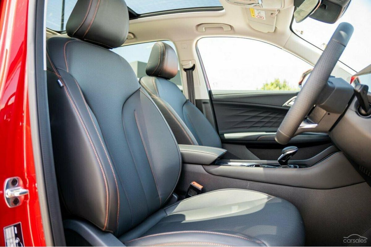 2025 MG HS Essence AS33