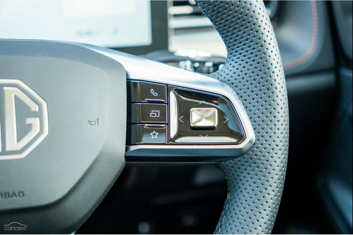 2025 MG HS Essence AS33