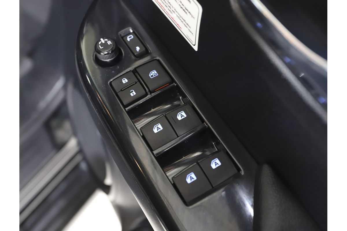 Hilux 4x4 SR5 2.8L T Diesel Manual Double Cab 