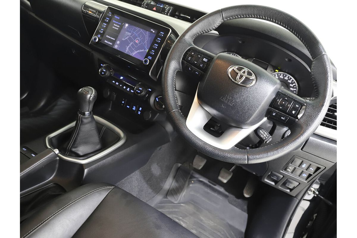 Hilux 4x4 SR5 2.8L T Diesel Manual Double Cab 