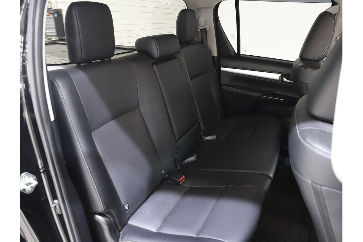 Hilux 4x4 SR5 2.8L T Diesel Manual Double Cab 