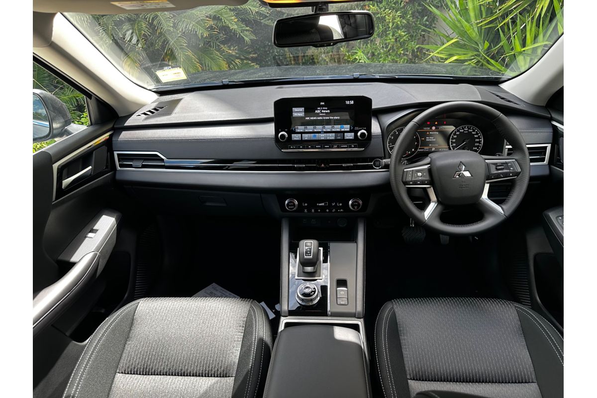 2024 Mitsubishi Outlander LS ZM