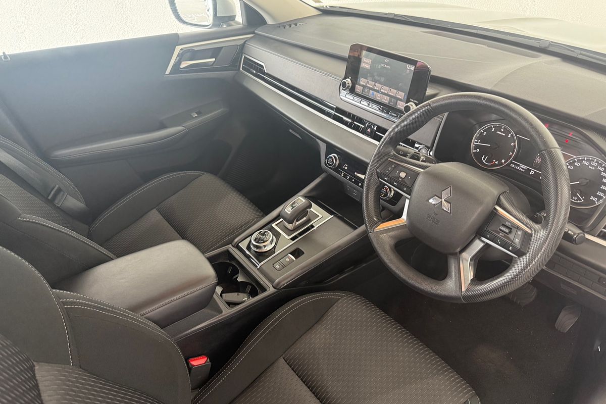 2023 Mitsubishi Outlander ES ZM