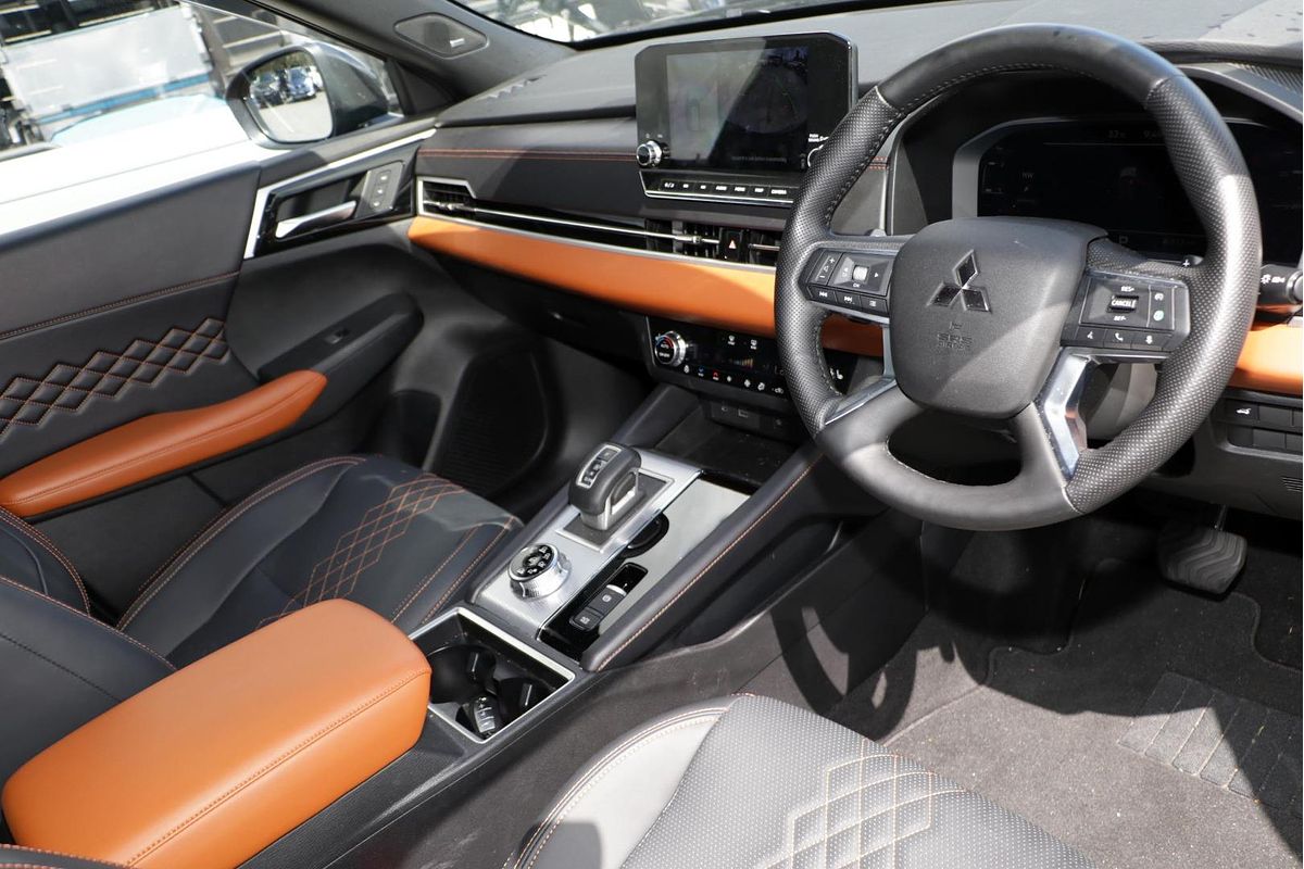 2024 Mitsubishi Outlander Exceed ZM
