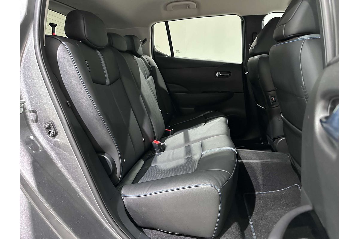 2022 Nissan LEAF  ZE1