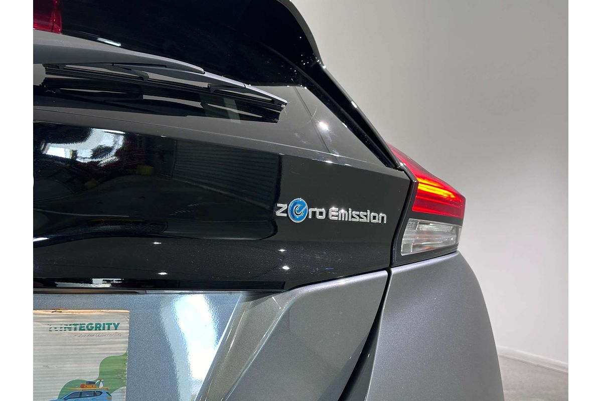 2022 Nissan LEAF  ZE1