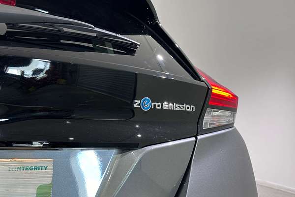 2022 Nissan LEAF  ZE1