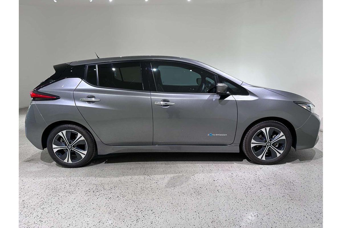 2022 Nissan LEAF  ZE1