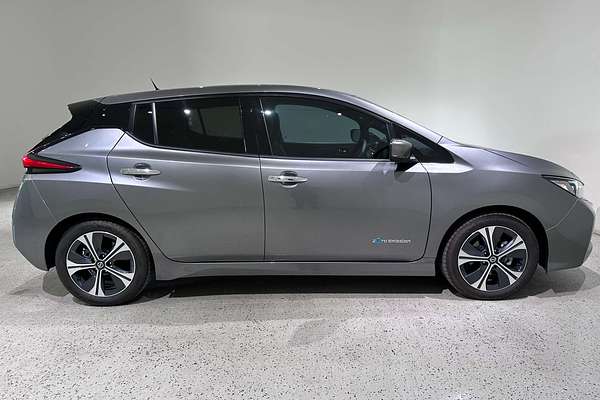 2022 Nissan LEAF  ZE1