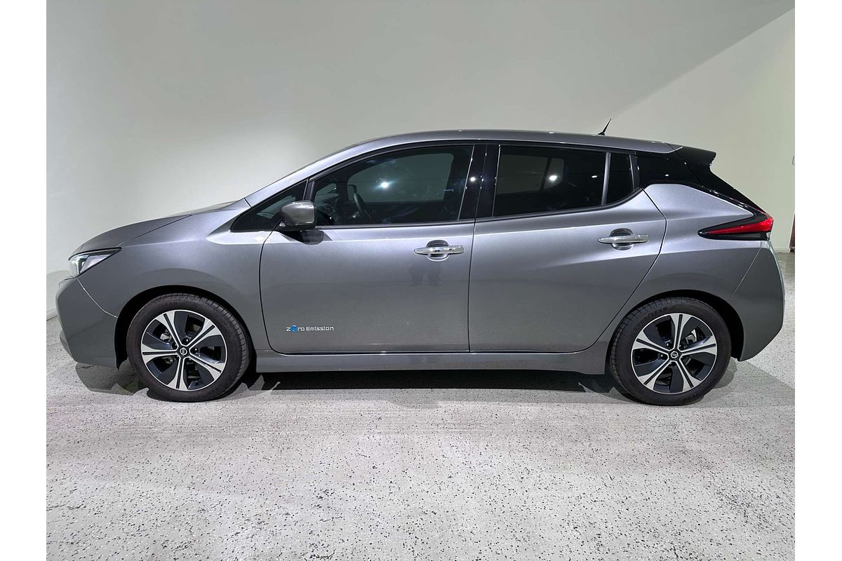 2022 Nissan LEAF  ZE1