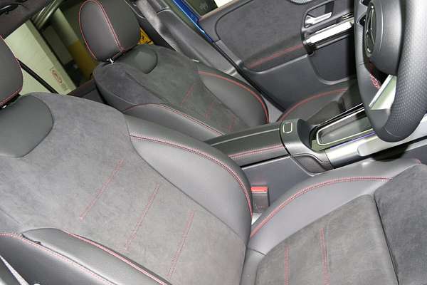 2025 Mercedes-Benz GLB-Class GLB200 X247