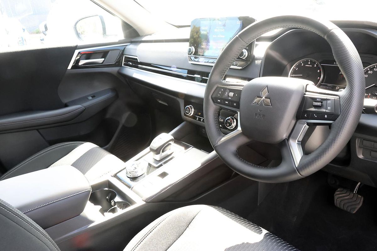 2024 Mitsubishi Outlander LS ZM
