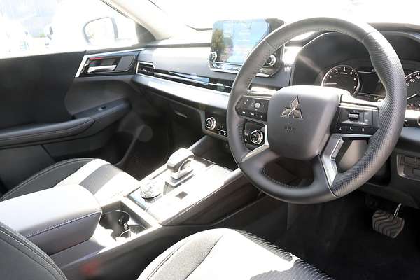 2024 Mitsubishi Outlander LS ZM